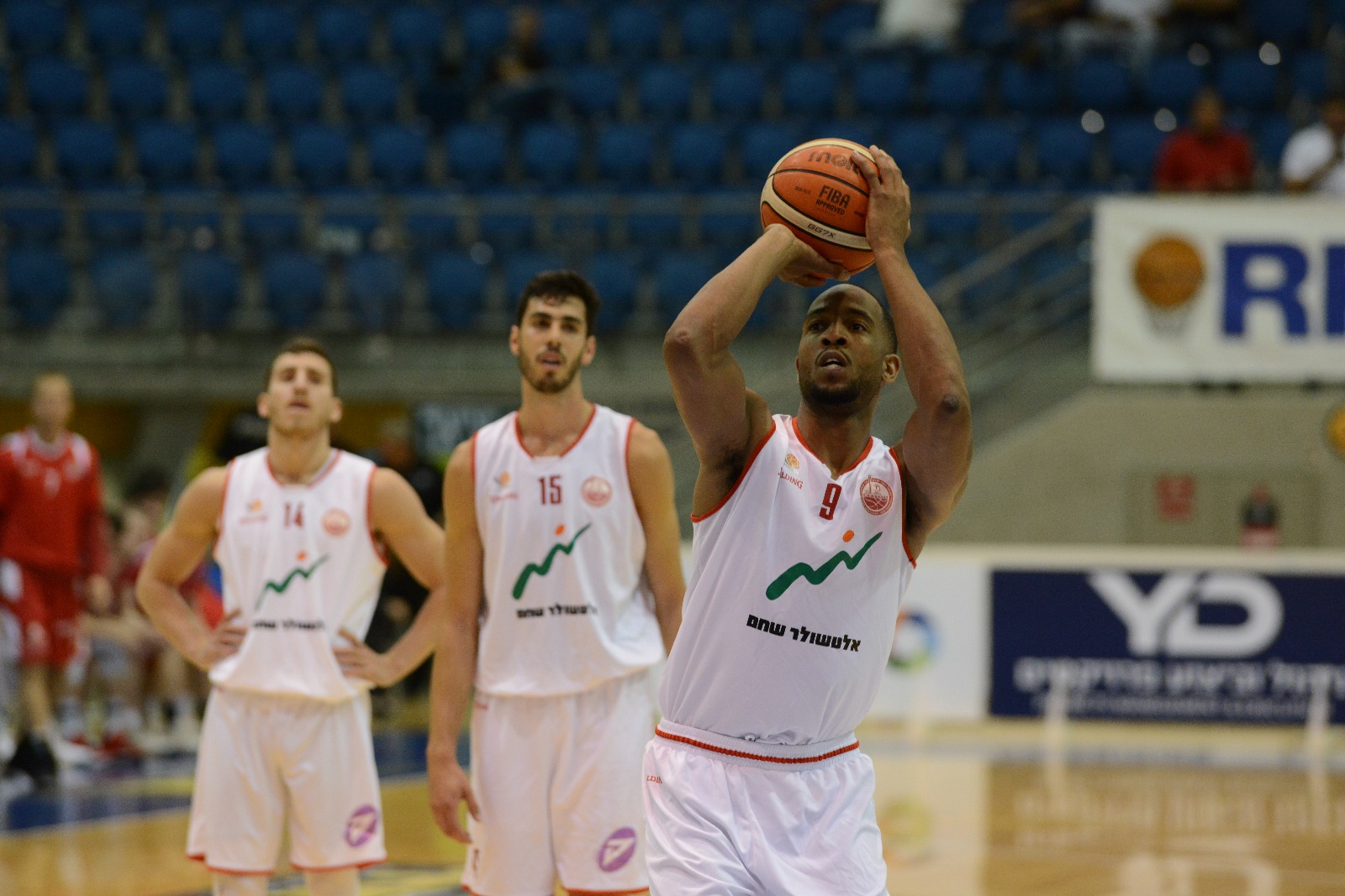 טוני יאנגר בפעולה היום. הכרוז עזר לו לקלוע שלשת ניצחון (צילום: באדיבות דניאל כהן)